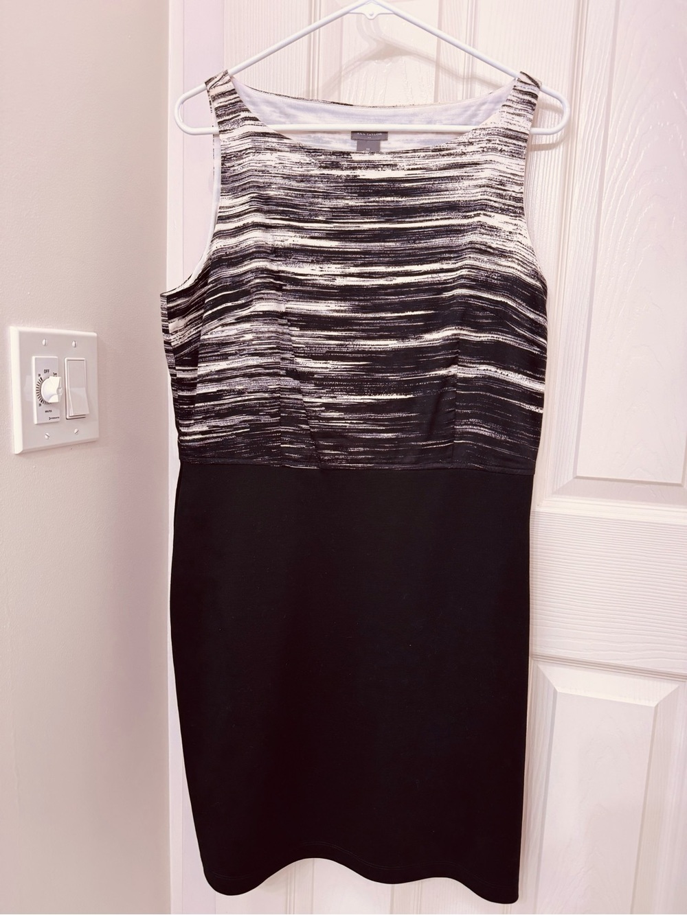 Ann Taylor Sleeveless Black & White Sheath Dress